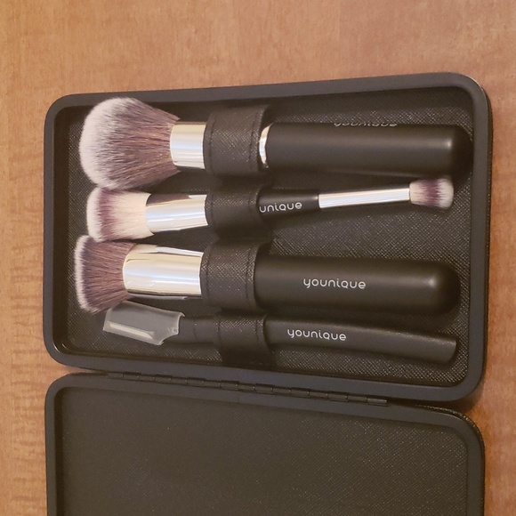 Younique brush set - Picture 1 of 5